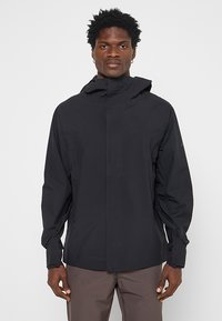 Czarna wodoodporna kurtka z zamkiem z przodu, regulowanym kapturem i długimi rękawami. Posiada elegancki design i gładką fakturę.