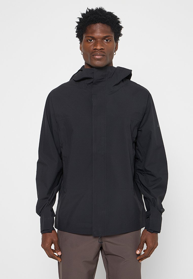 Czarna wodoodporna kurtka z zamkiem z przodu, regulowanym kapturem i długimi rękawami. Posiada elegancki design i gładką fakturę.