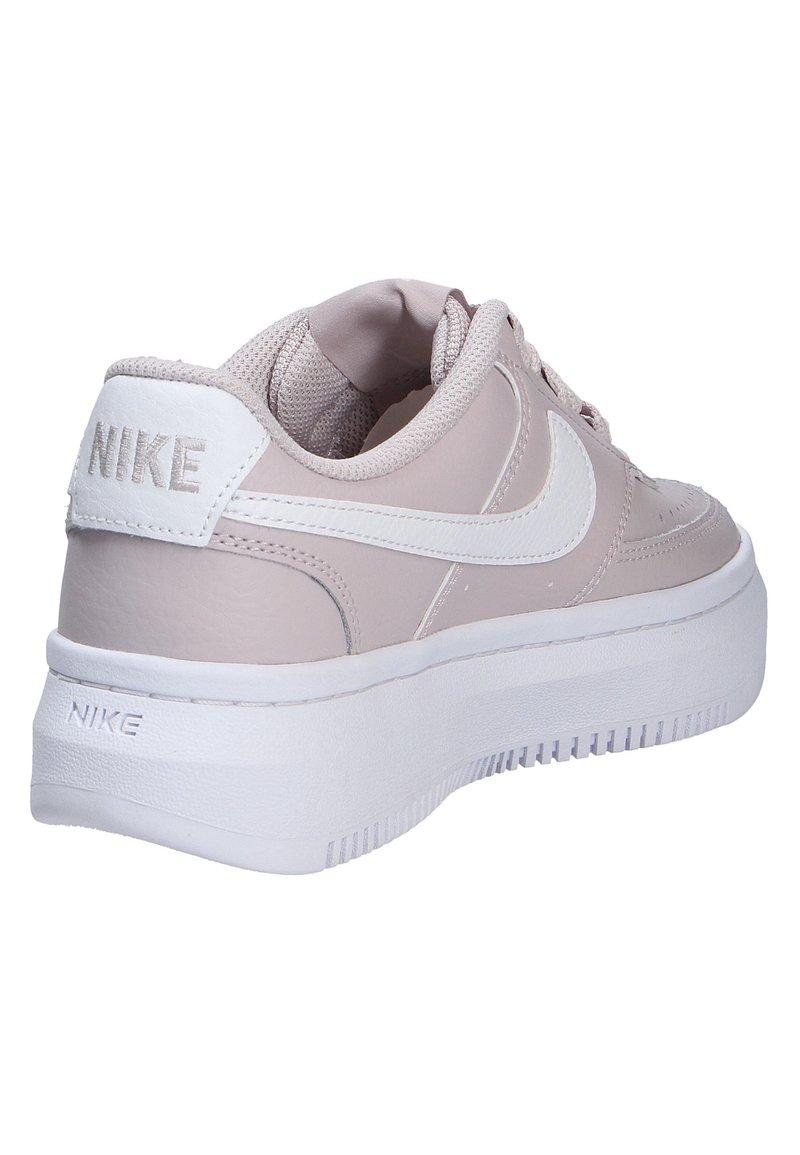 Le sneakers Nike presentano una tomaia in pelle liscia di un rosa chiaro con dettagli bianchi e una suola spessa e testurizzata. Design a punta rotonda, allacciatura e dettaglio del logo sul tallone.