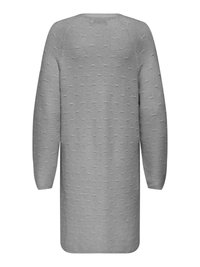 Vestido de suéter gris de punto con mangas largas, que presenta un patrón de superficie texturizada de pequeños puntos elevados y un escote redondeado.