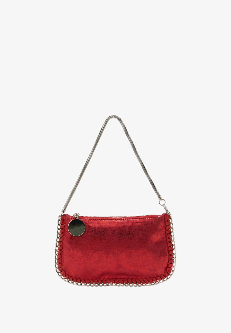 Rød syntetisk håndtaske med en glat overflade. Har en sølvfarvet kædetras og en vævet detalje langs lynlåsen. Inkluderer en rund charm-accessory.