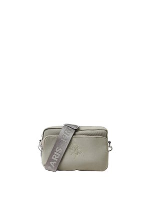 Pequeño bolso bandolera gris con bolsillo delantero con cremallera y amplia correa gris ajustable estampada con las palabras "PARIS PR".