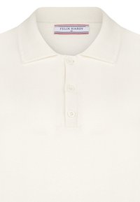 Biała bawełniana koszulka polo z klasycznym kołnierzykiem, czterema guzikami oraz subtelnym wzorem na tkaninie. Metka marki umieszczona na karku.