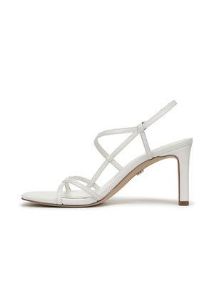 Sandalo bianco con tacco alto, design con cinturini e materiale in pelle liscia. Presenta una punta appuntita e un sottile tacco a stiletto.