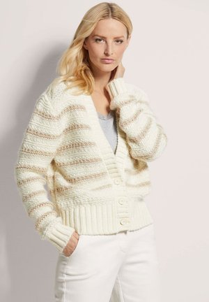 Crème kleurige gebreide cardigan met tan stroken, met een diepe V-hals, geribbelde manchetten en een knoopsluiting, zachte textuur.