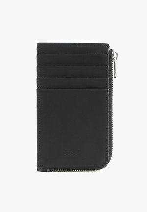 Portefeuille en cuir noir avec fermeture éclair, plusieurs emplacements pour cartes, texture lisse, forme rectangulaire et logo de marque embossé sur le devant.