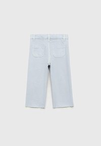 Svetlo modri denim culotte s visokim pasom, dvema zadnjima žepoma in frufru obrobami. Gladka tekstura in ravna kroja.