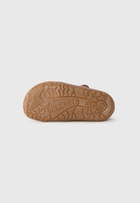 Semelle en caoutchouc marron avec des motifs de traction texturés, comportant le logo "Froddo Barefoot" et un talon arrondi pour une meilleure adhérence et flexibilité.