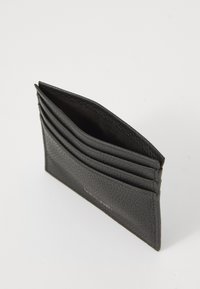 Cardholder din piele neagră, cu patru sloturi verticale, suprafață texturată și un design elegant, minimalist. Ușor deschis în partea de sus.