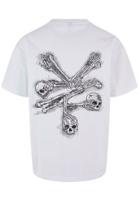 Hvid bomulds t-shirt med et sort grafisk design af kranier og korslagte knogler på ryggen, med detaljeret linjearbejde og skygger.