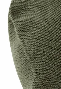 Olivengrøn strikket beanie-hat med et struktureret mønster, lavet af et blødt og strækbart materiale, der tilpasser sig hovedets form.