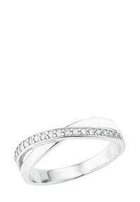 Anello in argento con un design intrecciato, caratterizzato da una fila di piccole gemme trasparenti lungo il bordo esterno, finitura lucida e superficie liscia.