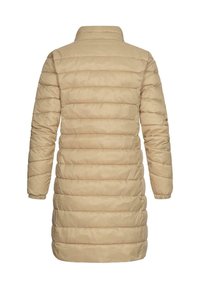 Béžový prošívaný kabát s vysokým límcem, s horizontálními prošitými linkami a elastickými manžetami. Hladká textura a délka do poloviny stehen.