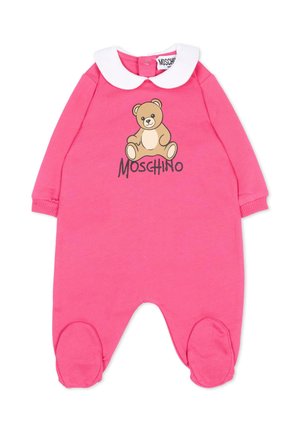 Różowy, niemowlęcy kombinezon z długim rękawem, białym zaokrąglonym kołnierzem, grafiką misia i tekstem "Moschino" na przodzie. Projekt z całkowicie zakrytymi stopami.