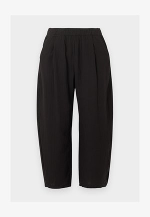 Χαλαρά μαύρα παντελόνια cropped με ελαστική μέση και πλαϊνές τσέπες, εκτεθειμένα σε απλό ανοιχτό φόντο.