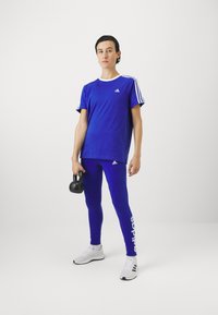 adidas Sportswear ESSENTIALS 3 STRIPES  - Potiskana majica - semi lucid blue/white
