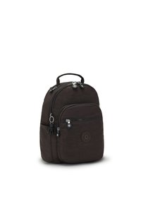 Sac à dos en tissu noir avec une forme arrondie, deux poches zippées, une poignée supérieure et un écusson logo à l'avant. Texture lisse avec des accessoires en argent.