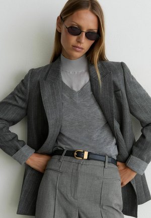 Reiss, PETITE FIT - ROSARIA WOVEN PINTUCK-DETAIL FLARED TROUSERS - Bukser - grey
