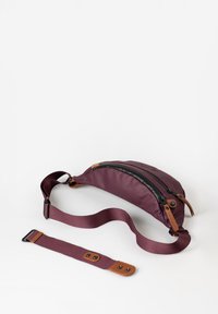 Borsa bicolore bordeaux con un design elegante e curvo. Presenta cerniere nere e dettagli in pelle beige. Include una tracolla coordinata con accessori a bottone.
