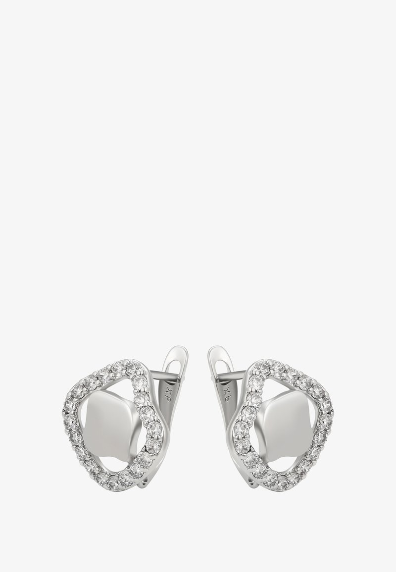 Strieborné náušnice s nepravidelnými otvorenými geometrickými tvarmi orámovanými malými čírymi drahokamami, s hladkými pevnými stredmi a klipsovými uzávermi.