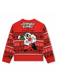 Rode gebreide trui met een Looney Tunes-personage met een groene hoed, ingewikkelde patronen en "MARC JACOBS" -branding in zwart.