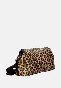 Borsa a tracolla con stampa leopardata e rifiniture in finta pelle nera, forma rettangolare, chiusura con zip e tracolla removibile per una maggiore versatilità.