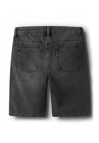 Pantalones cortos de mezclilla negros con un ajuste clásico, dos bolsillos traseros, costuras visibles y un dobladillo recto. Tejido texturizado con ligero desgaste.