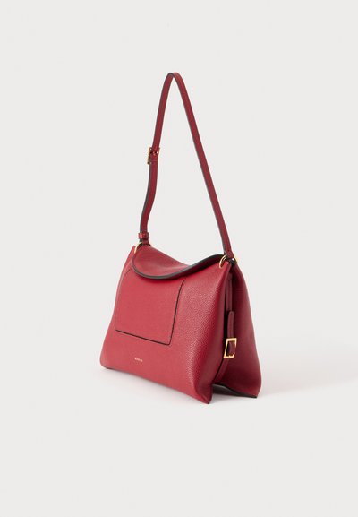 Sac à épaule en cuir rouge avec boucle dorée et bandoulière réglable, avec une poche avant à rabat et une finition texturée.