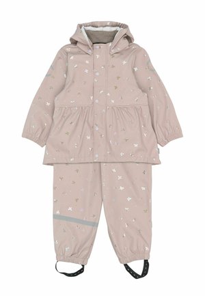 Lyserødt regnsæt med hættetrøje og elastiske manchetter, dekoreret med små flerfarvede sløjfer og en refleksstribe på bukserne.