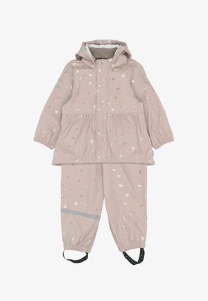 Világos rózsaszín esőruha kapucnis dzsekivel és elasztikus mandzsettákkal, kis színes masnikkal díszítve, és fényvisszaverő csíkkal a nadrágon.