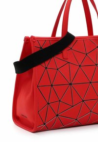 Borsa geometrica rossa con motivo triangolare, realizzata in materiale liscio. Presenta manici doppi e una tracolla nera regolabile. Scomparto di stoccaggio superiore.