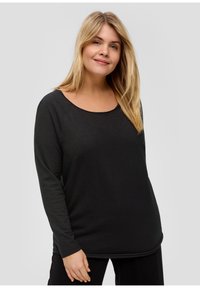 Schwarzes Langarmshirt mit rundem Ausschnitt, weicher Textur und lockerer Passform, mit minimalen Nähten und geradem Saum.