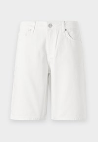 Pantalones cortos de mezclilla blanca con un diseño de cinco bolsillos, que cuentan con una cremallera frontal, cierre de botón y corte recto. Textura suave, hasta la rodilla.