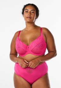 Spoža rozā krūštura un augsta jostasvietas biksīšu komplekts ar mežģīņu akcentiem kausos un priekšējā panelī, gludu audumu un regulējamām lencēm.