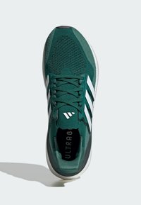 Zelená sportovní obuv s texturovaným pleteným svrškem, třemi bílými pruhy a černou patou s nápisem "ULTRABOOST" na stélce.