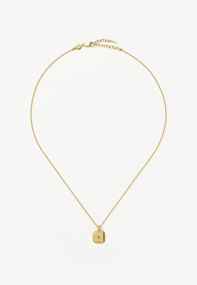 Colar dourado apresenta uma corrente fina e um pingente quadrado com um padrão de raio de sol e detalhes gravados. Comprimento ajustável com fecho.