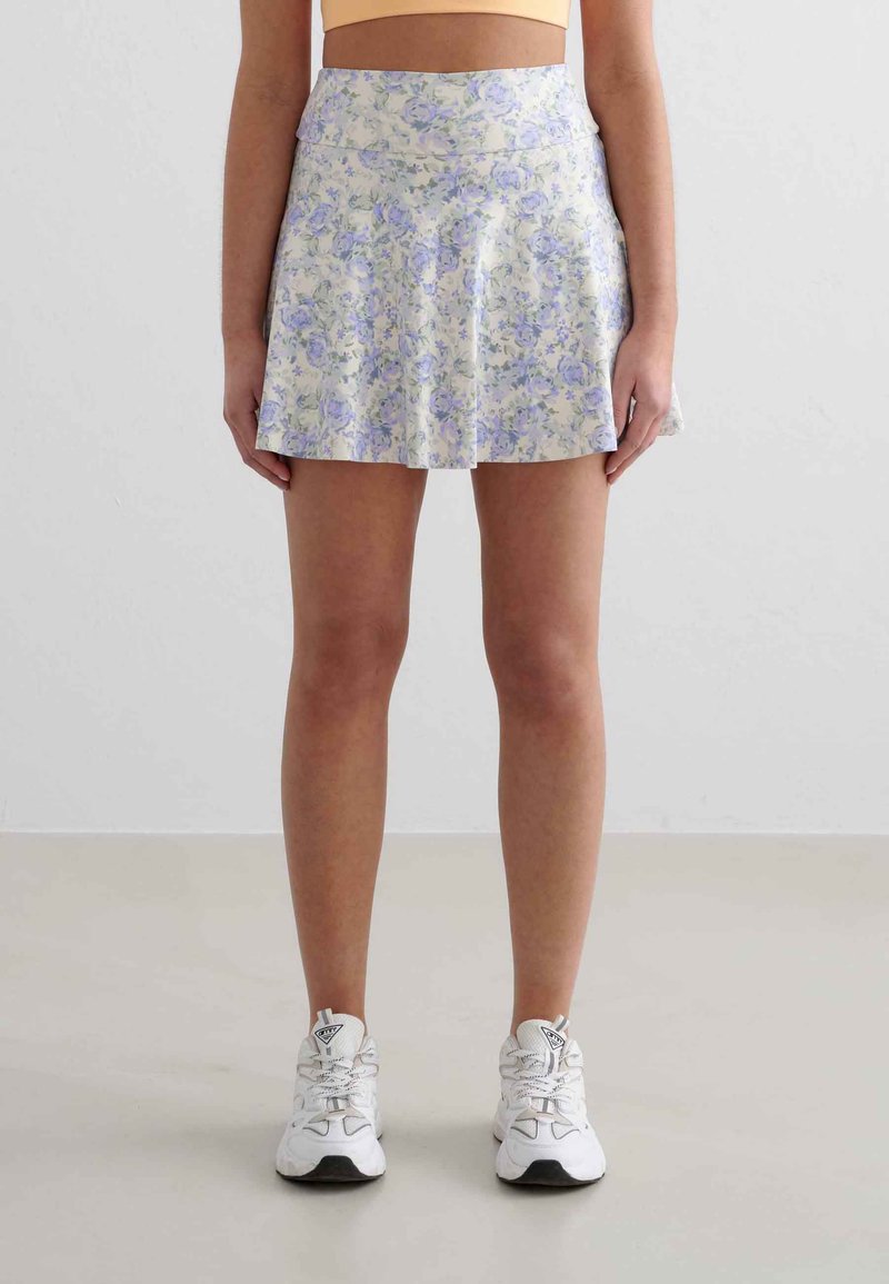 Blumenshirt-Rock aus leichtem Stoff. Hat ein pastellfarbenes Muster mit blauen Rosen auf cremigem Hintergrund, mit einem schwingenden Schnitt und einem Taillenbund.