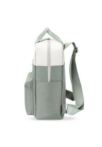 Mochila con cremallera en verde y blanco, de forma estructurada, con tejido texturizado, correa ajustable y un bolsillo lateral para almacenamiento adicional.