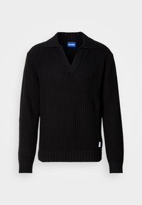Schwarzer Strickpullover mit V-Ausschnitt und geripptem Muster, mit umgeschlagenem Kragen und einem kleinen Logo-Tag an der Unterseite.
