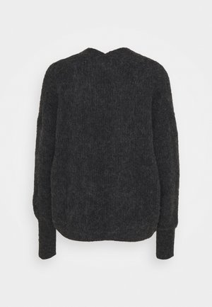 Tumši pelēks džemperis, izgatavots no teksturēta, pūkaina materiāla. Tam ir nedaudz pārmērīgs piegriezums, garas piedurknes un noapaļots apakšmalas vilkums aizmugurē.