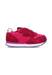 Sneaker rosa caratterizzata da una combinazione di materiali scamosciati e tessili, con una fascetta in Velcro e accenti viola sulla suola. Design con punta tondeggiante.