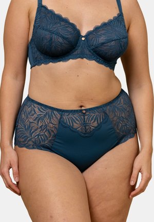Ensemble de soutien-gorge en dentelle teal et culotte taille haute avec des motifs floraux en dentelle, des bords festonnés et un bouton décoratif au centre.