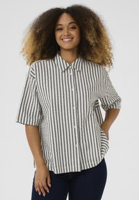 Camicia button-up con maniche corte, caratterizzata da un motivo a righe in grigio e bianco. Realizzata in tessuto leggero con una vestibilità comoda.