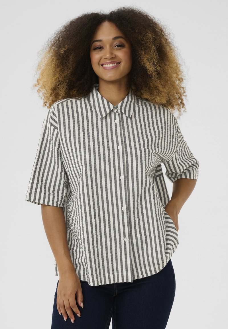 Camicia button-up con maniche corte, caratterizzata da un motivo a righe in grigio e bianco. Realizzata in tessuto leggero con una vestibilità comoda.