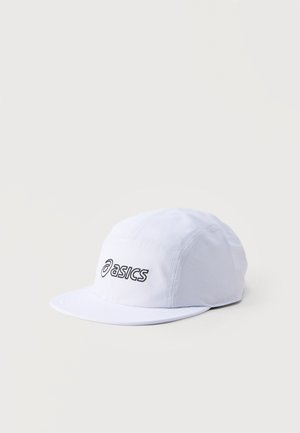 Gorra blanca de ASICS con visera corta y logo negro bordado en el frente, mostrada sobre un fondo liso y claro.