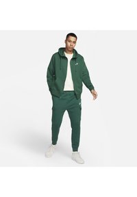 Nike Sportswear SPORTSWEAR CLUB FLEECE - Calças de fato de treino - gorge green gorge green white