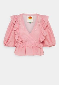 Růžová bavlněná blůza s hlubokým výstřihem do V, volánkovými rukávy a vrstvami volánů v pase. Má pruhovaný vzor a jemné krajkové lemování.