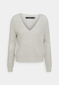 Jasnoszary sweter w serek wykonany z teksturowanej dzianiny, z długimi rękawami i luźnym krojem. Ribbowane mankiety i dół.