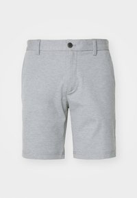 Šedé bavlněné šortky s hladkou texturou, disponující zapínáním na knoflík a poutky na opasek. Délka ke kolenům s jemnými detaily šití.