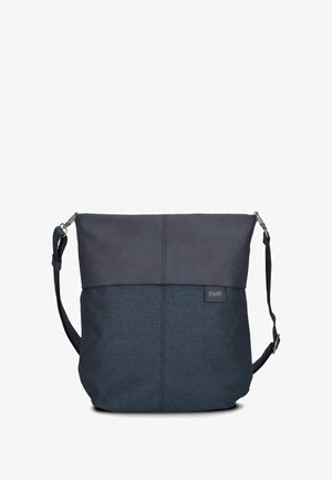 Borsa a tracolla blu navy con tracolla regolabile, metà inferiore in tessuto, patta superiore liscia e piccola etichetta quadrata del marchio sul davanti.